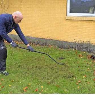 Mose i gressplenen: Rak opp mose og gress Mose i gressplenen: Rak opp mose og gress